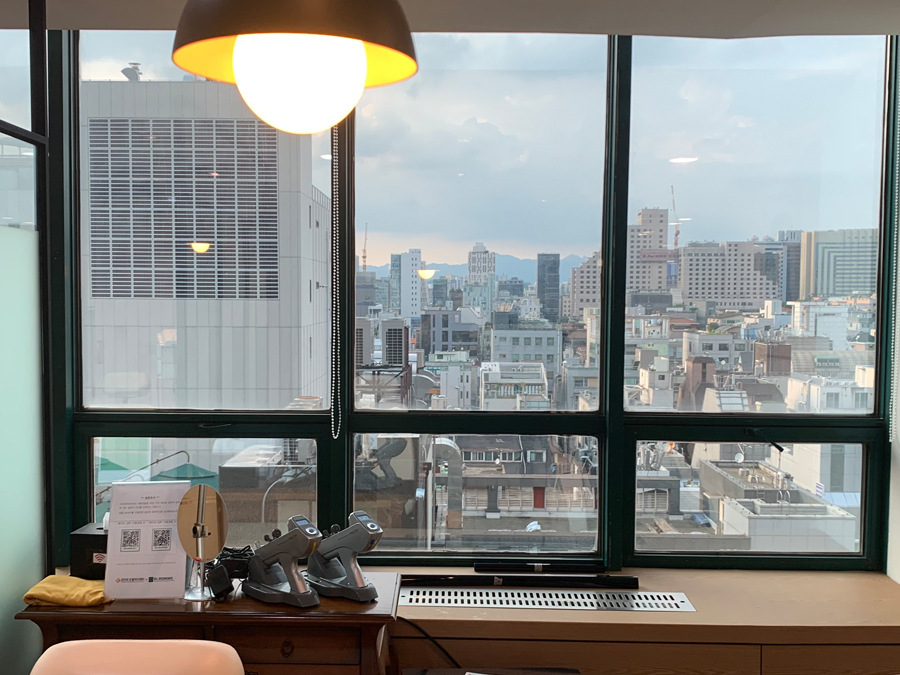 강남 병원 상담실 창가 데스크 시공 완료 전경