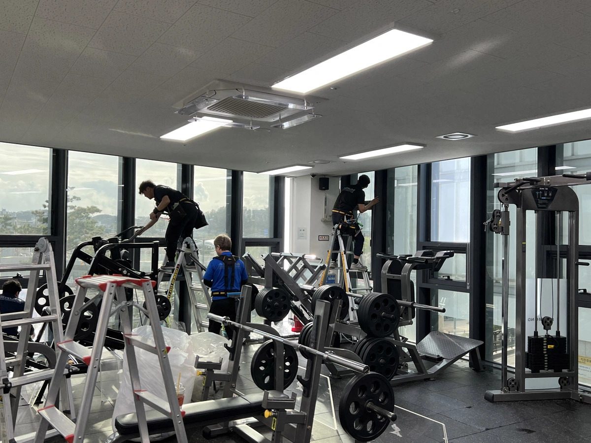오산시 오색문화센터 헬스장 창호 시공 중