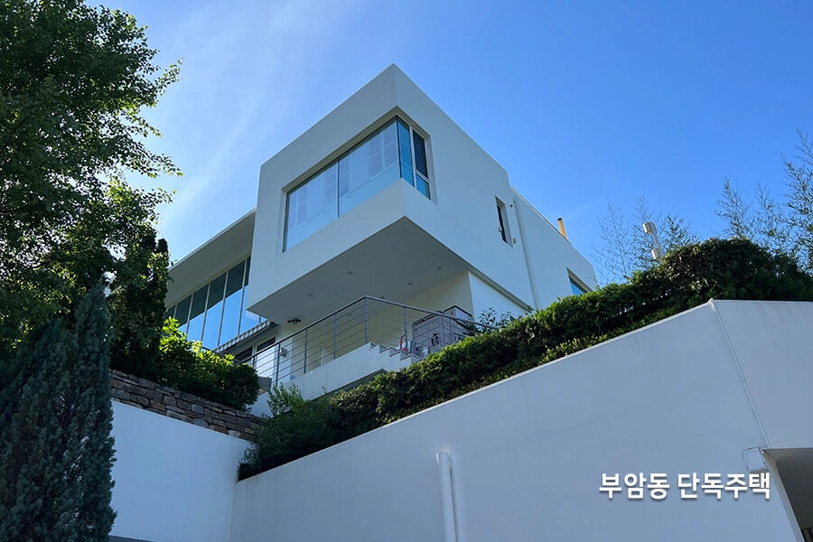 산자락 경사지에 자리한 3층 신축 주택 외관