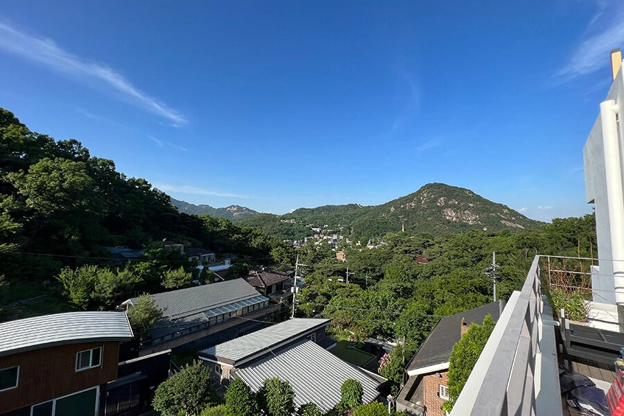 테라스에서 내려다본 산자락 마을과 능선 풍경