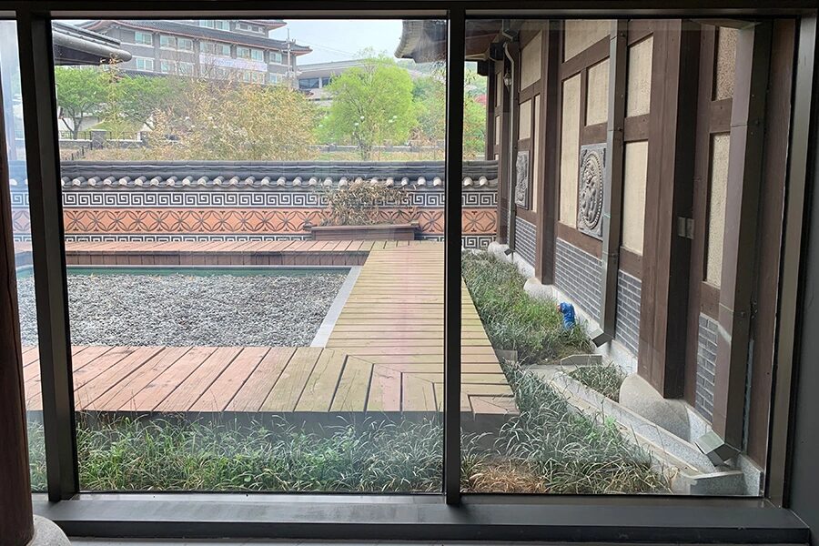부여 박물관 유리 회랑에서 바라본 안뜰 전경