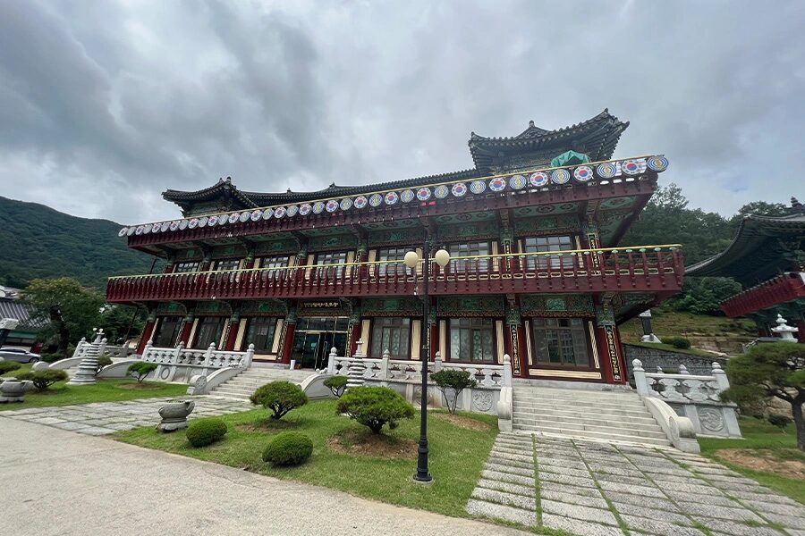 전통 양식으로 지어진 경내 건물 전경