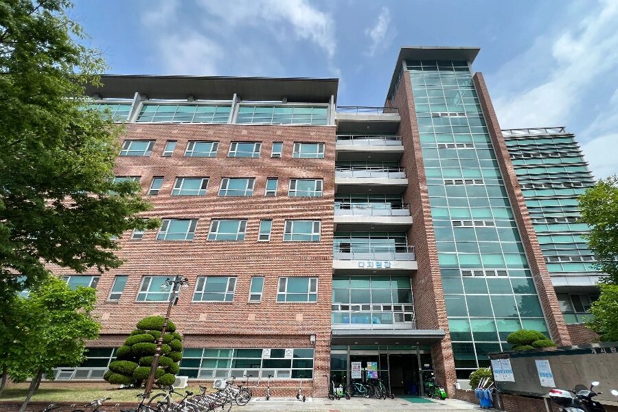 구미 대학교 행정동 건물 외관 전경