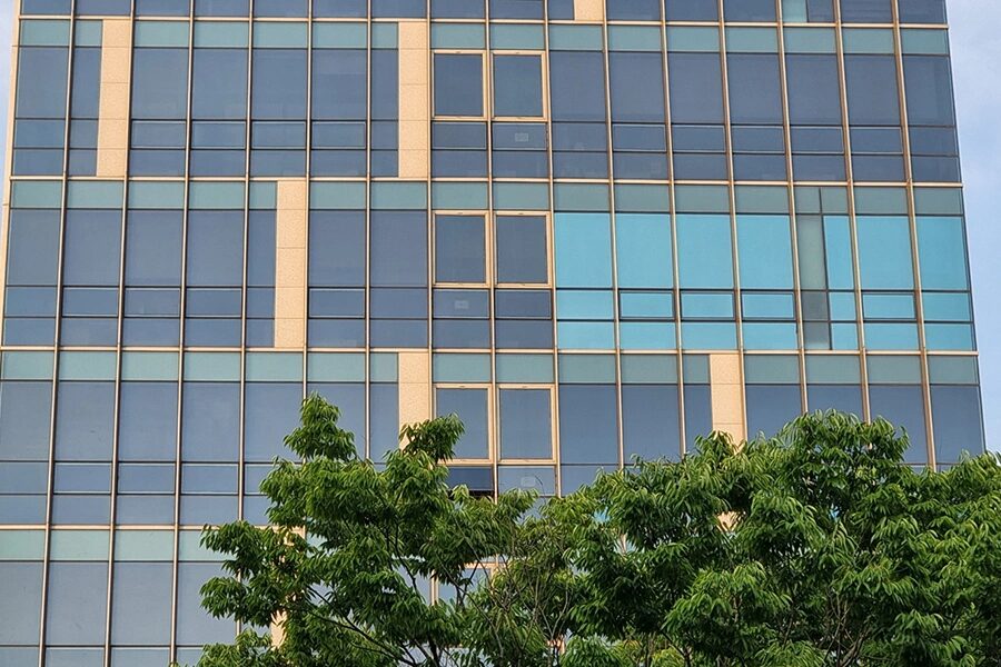 광주 관공서 건물 외벽, 일부 구간만 먼저 시공된 통유리창