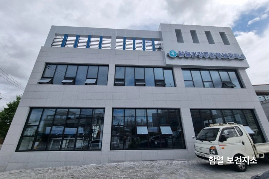 사거리를 마주 보는 신축 건물 외관, 반사 유리로 마감된 통창 모습