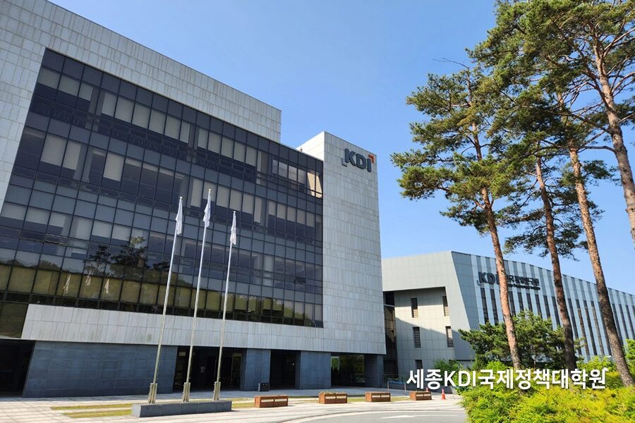 연구동 건물 외관, 통유리로 마감된 파사드