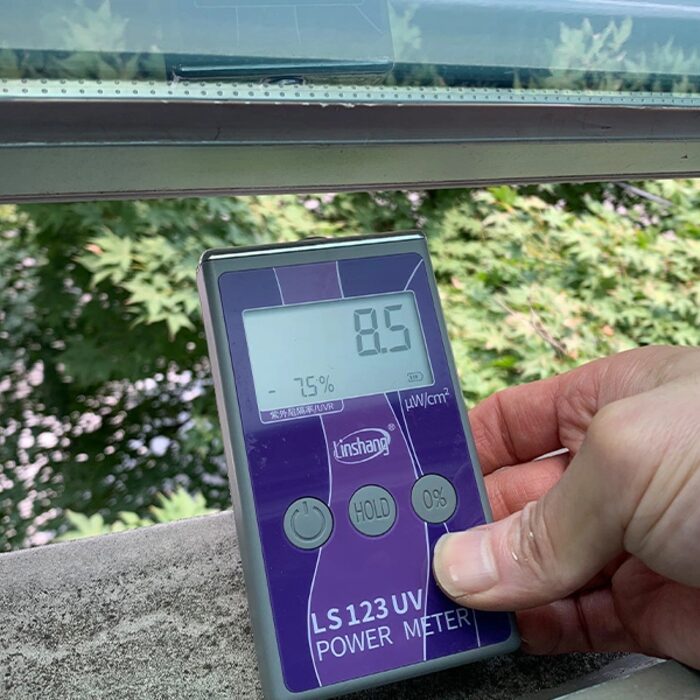 시공 전 자외선 측정기, 8.5 수치가 표시된 모습