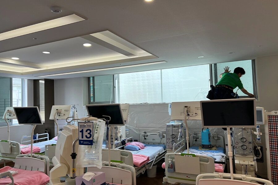 뿌옇게 변색되고 기포가 올라온 노후 필름이 붙은 인공신장실 창문