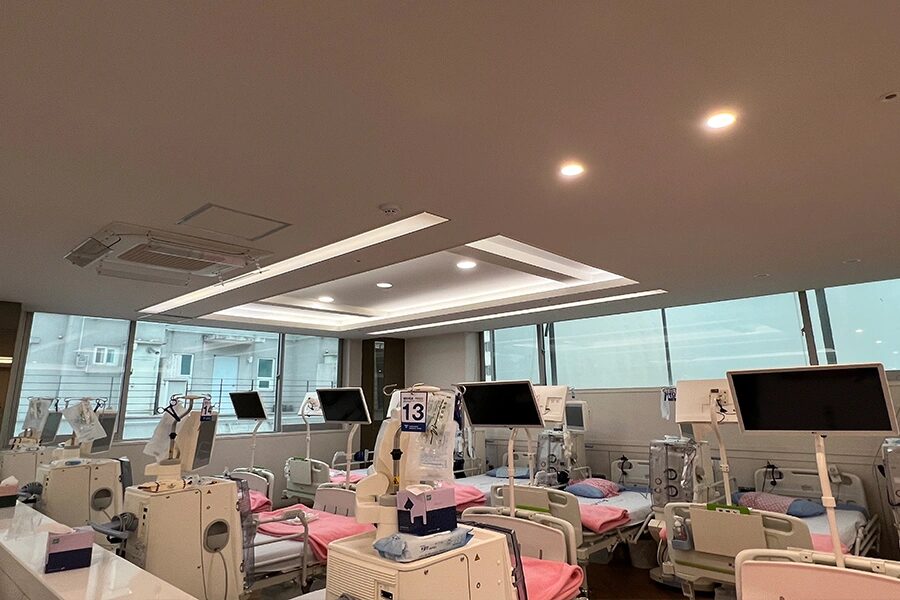 노후 필름을 걷어내고 새로 시공한 뒤 맑아진 인공신장실 창문