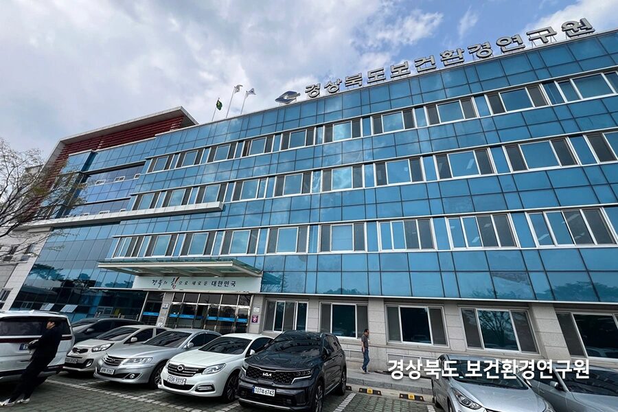 통유리 커튼월로 마감된 관공서 건물 외관