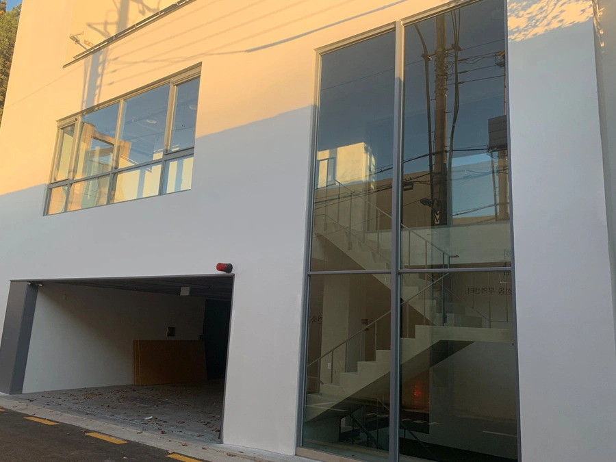 서초빌딩 계단실 통유리 외관 전경